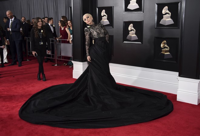 Lady Gaga στα Grammys: Το φόρεμα που θύμισε πετρελαιοκηλίδα και το ‘ραμμένο’ μαλλί
