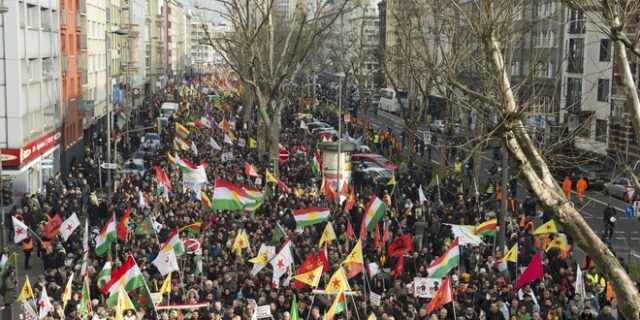 Γερμανία: Η αστυνομία σταμάτησε διαδήλωση χιλιάδων Κούρδων