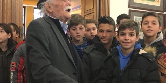 Ξενάγηση μαθητών από το Μανώλη Γλέζο στη Βουλή
