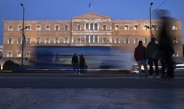 FT: ‘Μια ελληνική άνοιξη’ και ένα… διαφορετικό ‘Grexit’