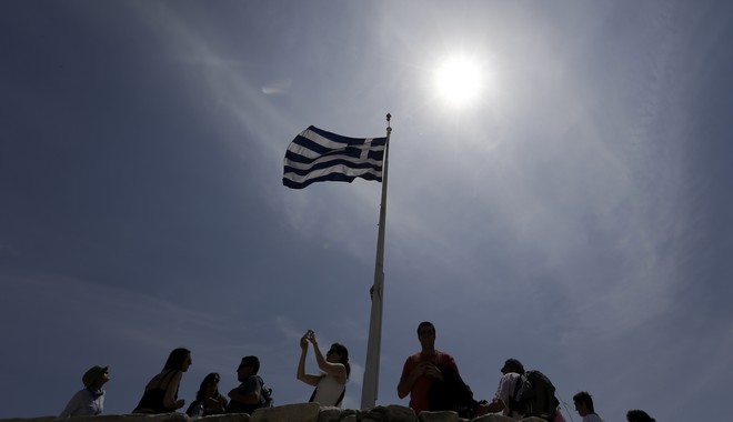 Bloomberg: Η ελληνική οικονομία θα συνεχίσει να ανακάμπτει