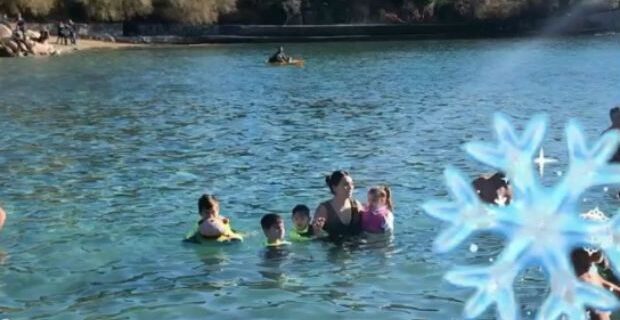 Θεοφάνεια: Η οικογένεια Σπανούλη βούτηξε για τον Σταυρό