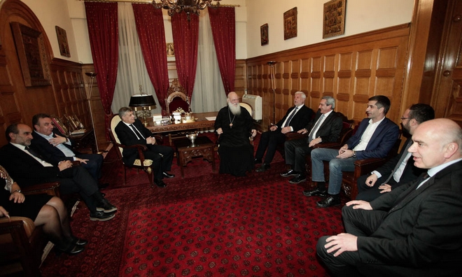 Αλληλεγγύη κι αλληλοβοήθεια, τα μηνύματα από το δείπνο του Αρχιεπισκόπου προς τους περιφερειάρχες