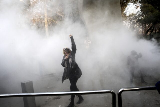 Ιράν: Νέα, νυχτερινή αντικυβερνητική διαδήλωση στο κέντρο της Τεχεράνης