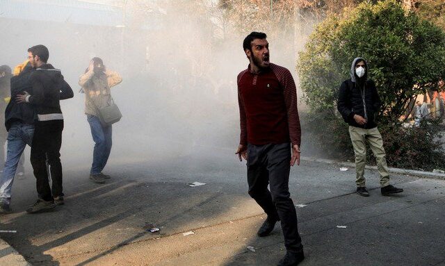 Ιράν: Εκτός ελέγχου οι διαδηλώσεις – Ένοπλοι διαδηλωτές, δέκα νεκροί