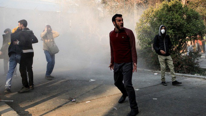 Ιράν: Εκτός ελέγχου οι διαδηλώσεις – Ένοπλοι διαδηλωτές, δέκα νεκροί