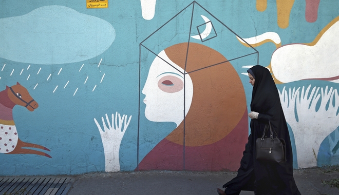 Ιράν: Ελέυθερη γυναίκα που είχε συλληφθεί επειδή δεν φορούσε μαντήλα
