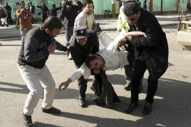Βομβιστική επίθεση με δεκάδες θύματα στην Καμπούλ