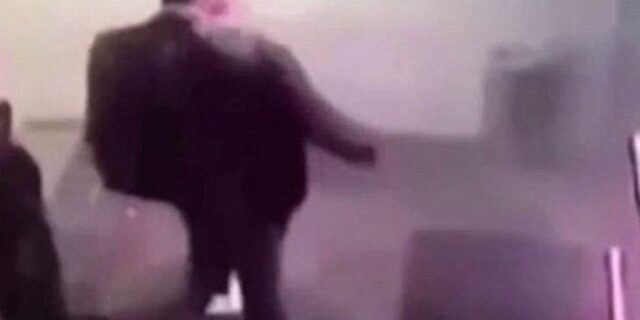Έπεσε από μπαλκόνι και σκοτώθηκε, προσπαθώντας να καθίσει για να καπνίσει