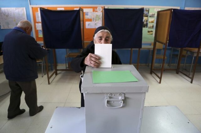 Προεδρικές εκλογές στην Κύπρο: Μειωμένη η προσέλευση. ‘Ώρα να μας κρίνουν’ δηλώνουν οι υποψήφιοι