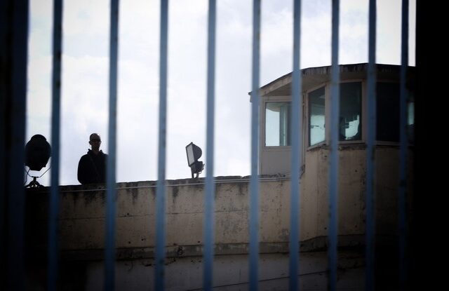Επιχείρηση των ΕΚΑΜ στον Κορυδαλλό: Έρευνα σε κελί κρατούμενου