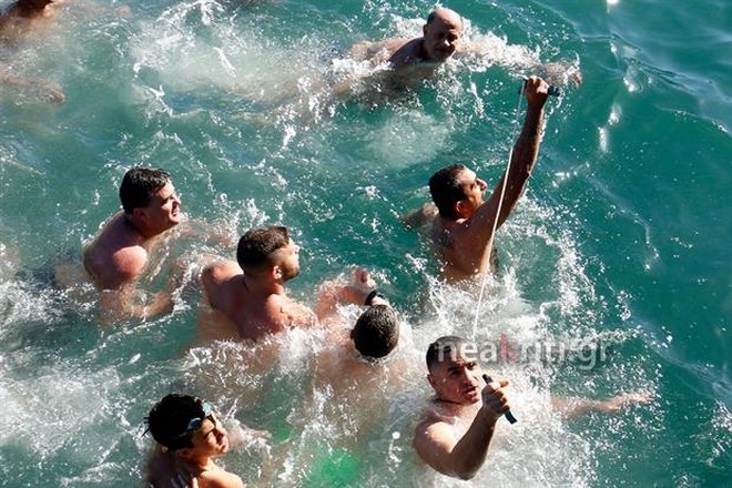 Θεοφάνεια: Έσπασε ο σταυρός στο Ηράκλειο