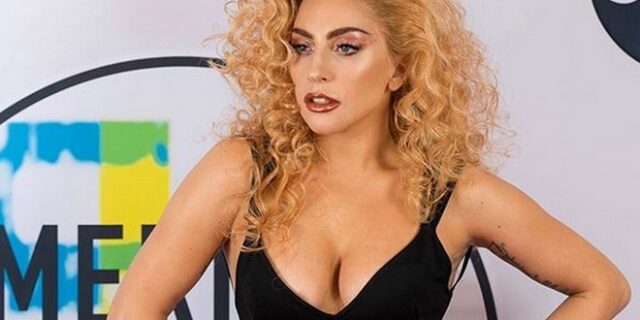 Καυτές ευχές από τη Lady Gaga με μια σχεδόν γυμνή εμφάνιση