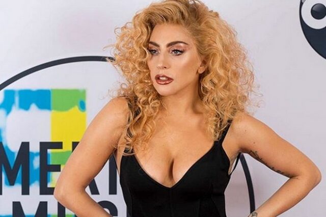 Καυτές ευχές από τη Lady Gaga με μια σχεδόν γυμνή εμφάνιση