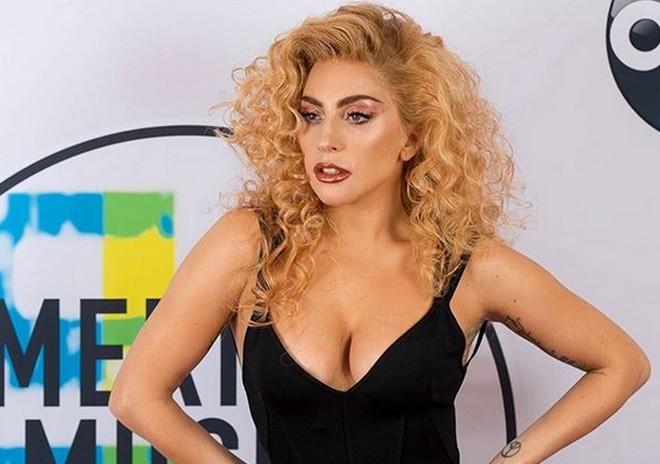 Καυτές ευχές από τη Lady Gaga με μια σχεδόν γυμνή εμφάνιση