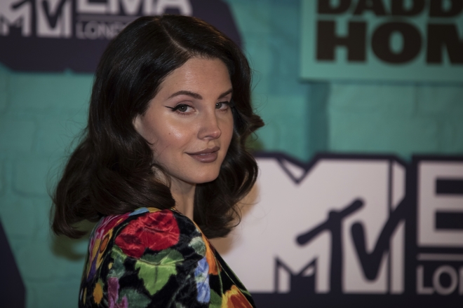 Lana Del Rey: “Είναι αξιολύπητο να λένε ότι πηγαίνω τις γυναίκες εκατοντάδες χρόνια πίσω”