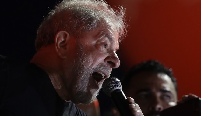 Πολιτικό ‘θρίλερ’ στη Βραζιλία μετά την απαγόρευση εξόδου για τον Λούλα