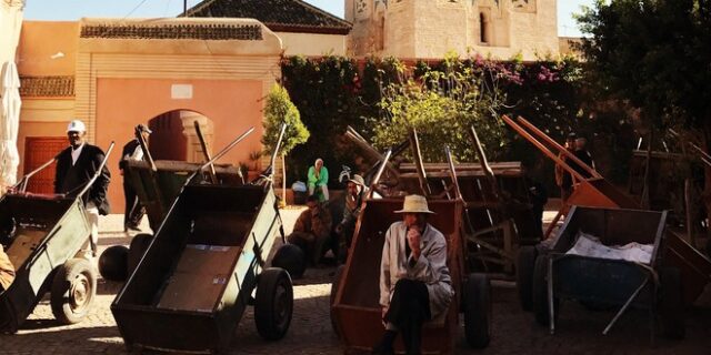 Στεγνοί από αλκοόλ, αλλά συγκρατημένα προοδευτικοί: Οι άντρες Μουσουλμάνοι στο Μαρόκο πιάνονται χέρι χέρι στο δρόμο