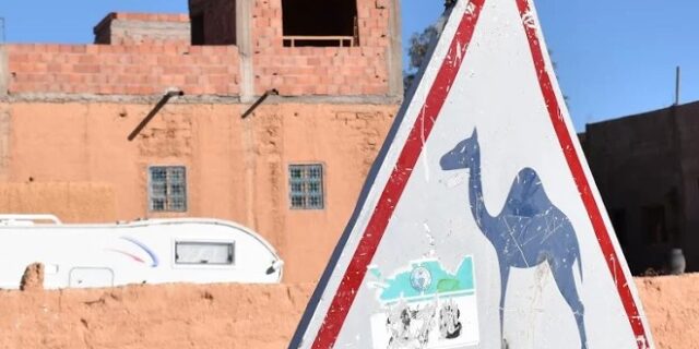 Στο Μαρακές καρότσες με γαϊδούρια και πολυτελή αυτοκίνητα περιμένουν στο ίδιο φανάρι