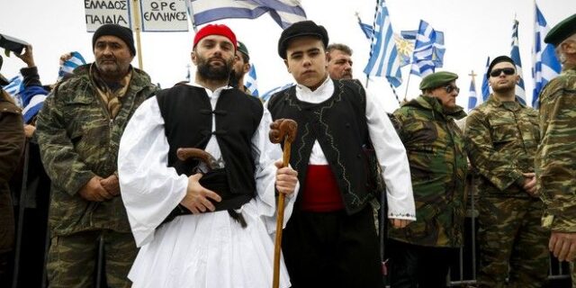 Ράσο, σημαία και περικεφαλαία