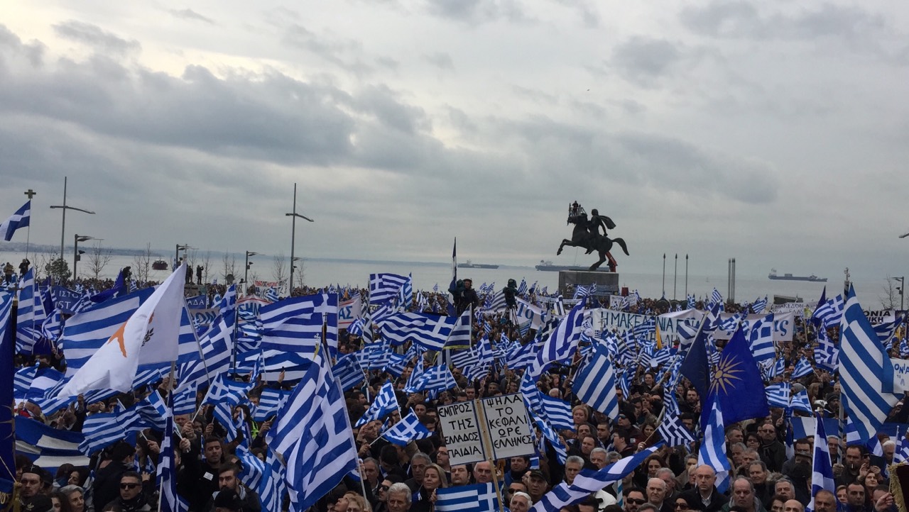 Συλλαλητήριο Θεσσαλονίκη: Έφιπποι, σημαίες και συνθήματα με θέα τον Θερμαϊκό