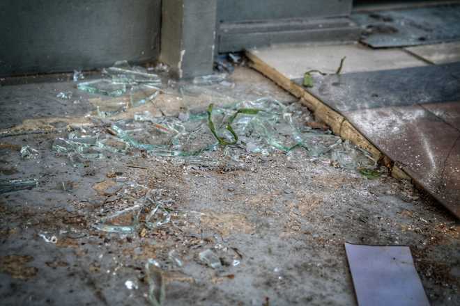 Μπαράζ επιθέσεων από κουκουλοφόρους σε καταστήματα αλυσίδας σουπερμάρκετ
