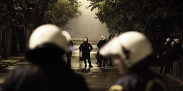 Επιθέσεις με μολότοφ τα ξημερώματα έξω από το Πολυτεχνείο