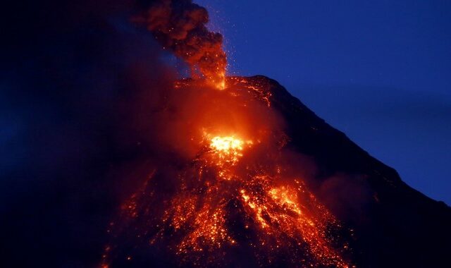 Εντυπωσιακά πλάνα: ‘Ξύπνησε’ το ηφαίστειο Μάγιον