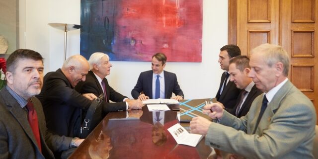 Υποσχέσεις Μητσοτάκη σε απόστρατους για την επιστροφή αναδρομικών