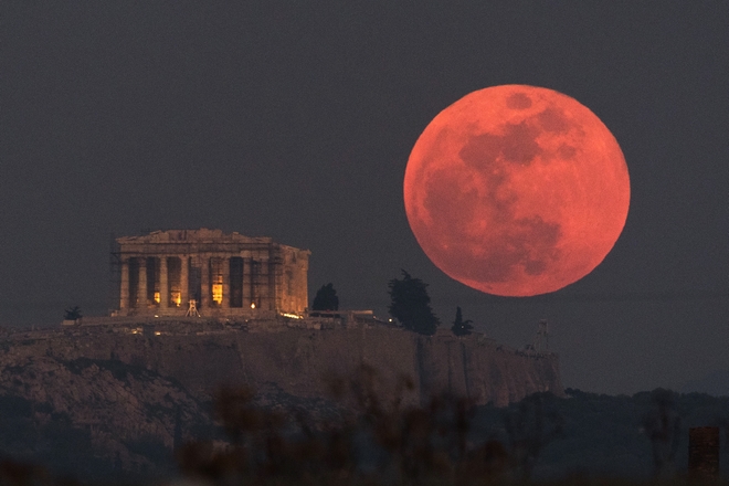 Η υφήλιος ‘στα πόδια’ της σούπερ μπλε ματωμένης σελήνης