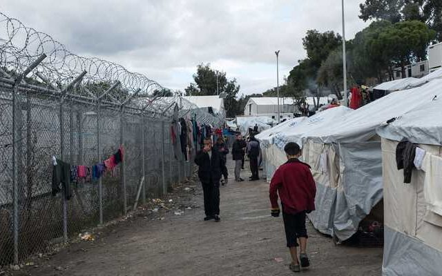 Hotspot εκτός ΕΕ για τις αιτήσεις ασύλου εξετάζει η Κομισιόν