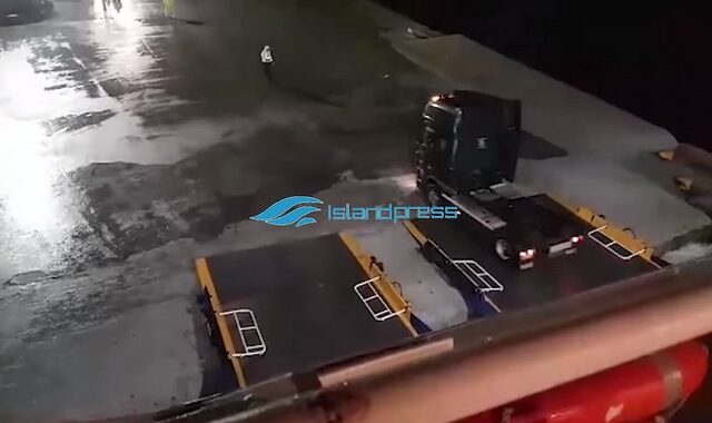 Βίντεο: ‘Μάχη’ με τα κύματα για το Blue Star Delos στη Νάξο