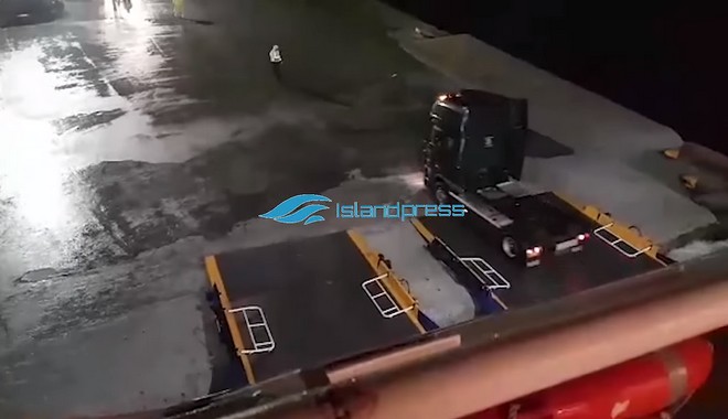 Βίντεο: ‘Μάχη’ με τα κύματα για το Blue Star Delos στη Νάξο