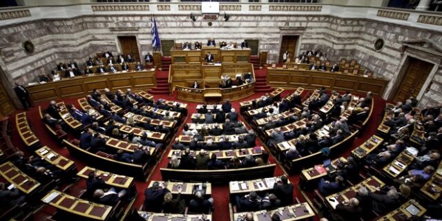 Αυστηρότερο έλεγχο στους αστυνομικούς που οπλοφορούν ζητούν βουλευτές του ΣΥΡΙΖΑ