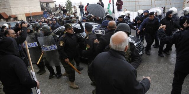 Επίθεση διαδηλωτών στον πατριάρχη Ιεροσολύμων