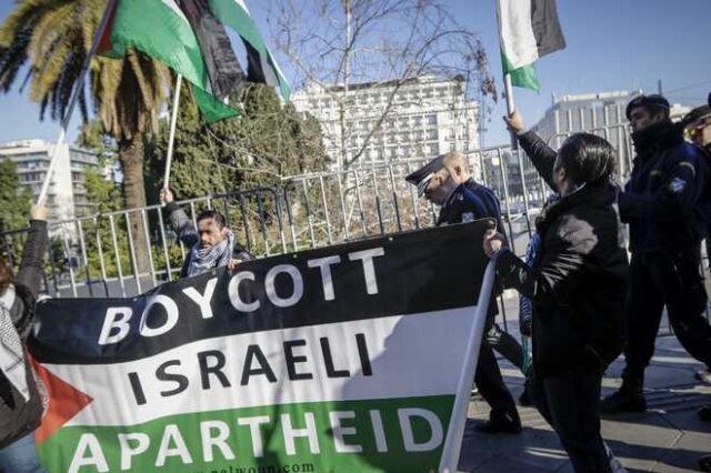 Παλαιστίνιοι σήκωσαν πανό στο Σύνταγμα