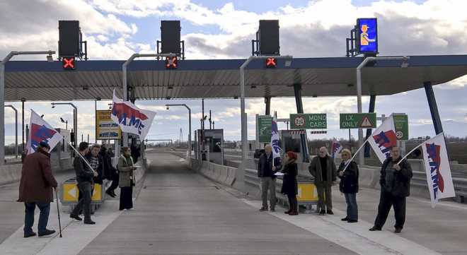 Διαμαρτυρία του ΠΑΜΕ στα διόδια του νέου αυτοκινητόδρομου Ε-65
