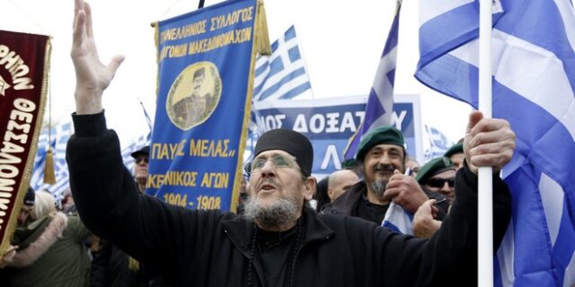 Γίνεται κωλοτούμπα φορώντας ράσο;