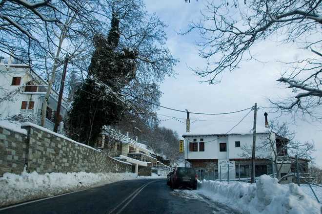 Βόλος: Χιονίζει στο Πήλιο – Κλειστά τα σχολεία στα ορεινά