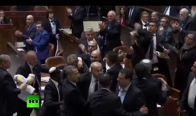 Βίντεο: Χαμός στη Βουλή του Ισραήλ την ώρα της ομιλίας του αντιπροέδρου των ΗΠΑ