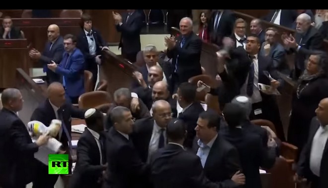 Βίντεο: Χαμός στη Βουλή του Ισραήλ την ώρα της ομιλίας του αντιπροέδρου των ΗΠΑ