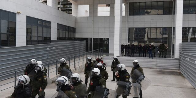 Το τέλος των φυσικών πλειστηριασμών στο πολυνομοσχέδιο για τα προαπαιτούμενα