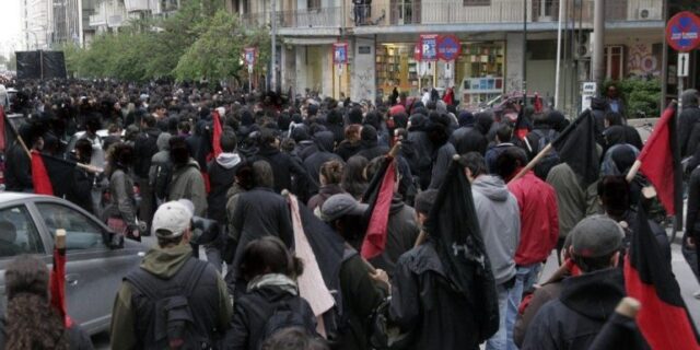 Συμπλοκή χρυσαυγιτών και αντιεξουσιαστών στο Ηράκλειο
