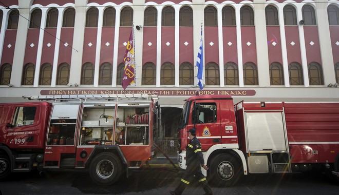 Απεγκλωβισμός τριών ατόμων από την φωτιά στο Πνευματικό Κέντρο της Ιεράς Μητρόπολης Νίκαιας