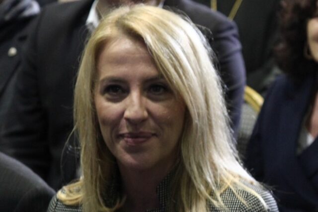 Ρένα Δούρου: ‘Το 2018 να μας βάλει τα γυαλιά’
