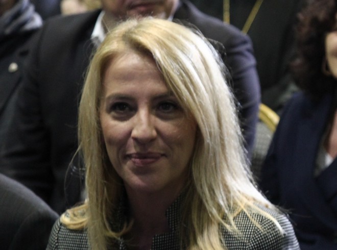 Ρένα Δούρου: ‘Το 2018 να μας βάλει τα γυαλιά’