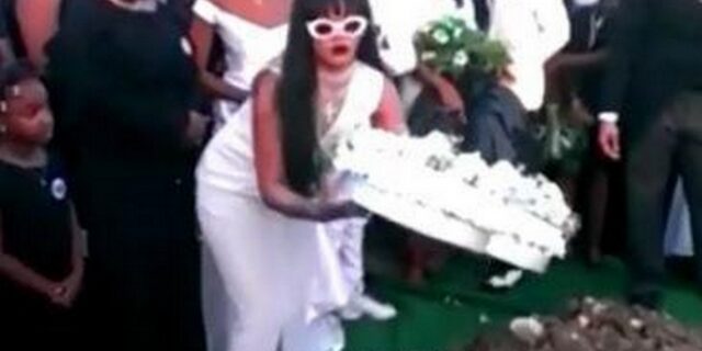 Η Rihanna θρηνεί τον θάνατο του ξαδέλφου της