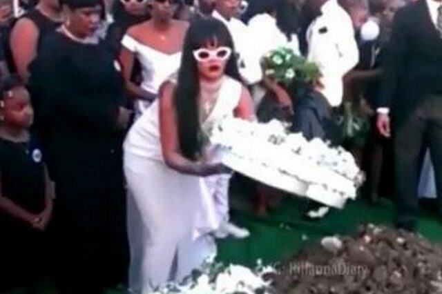 Η Rihanna θρηνεί τον θάνατο του ξαδέλφου της
