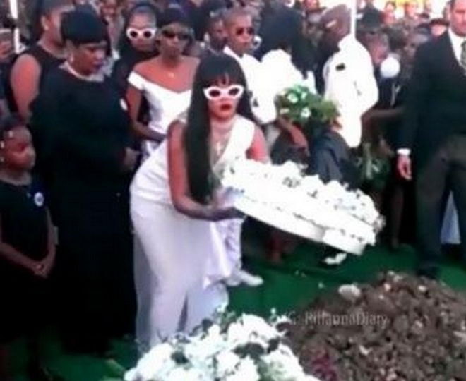Η Rihanna θρηνεί τον θάνατο του ξαδέλφου της