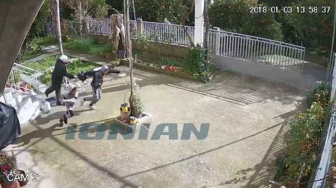 Βίντεο: Επίθεση ανήλικων σε 82χρονη για να της κλέψουν την τσάντα